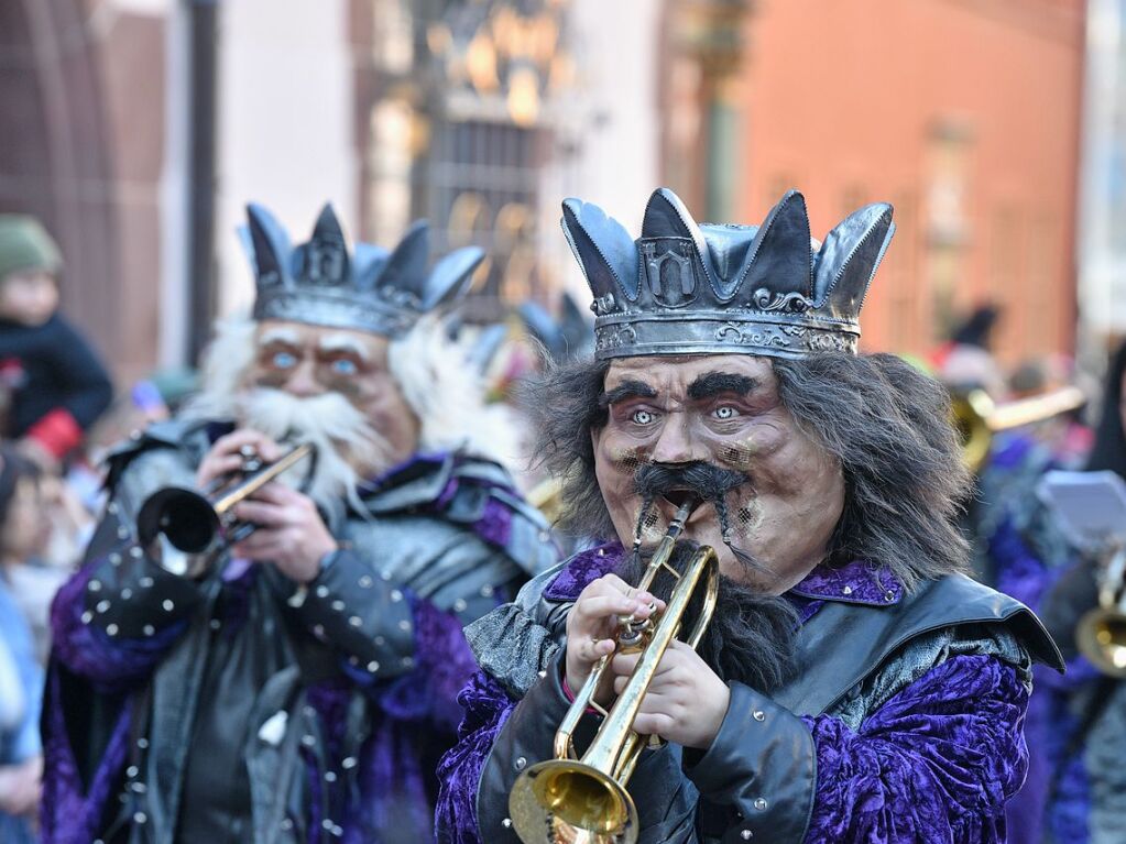 Perfekter Sonnenschein frs nrrische Treiben: Der Umzug am Fasnetmendig ist der Hhepunkt der Fasnet in Freiburg.