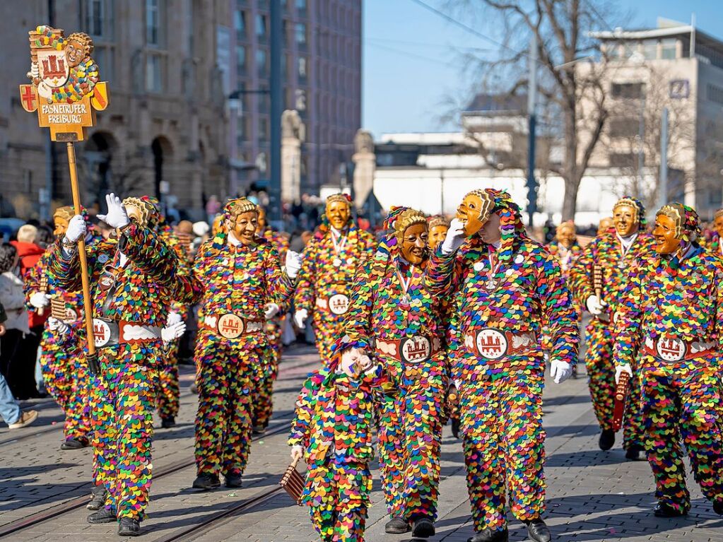 Perfekter Sonnenschein frs nrrische Treiben: Der Umzug am Fasnetmendig ist der Hhepunkt der Fasnet in Freiburg.