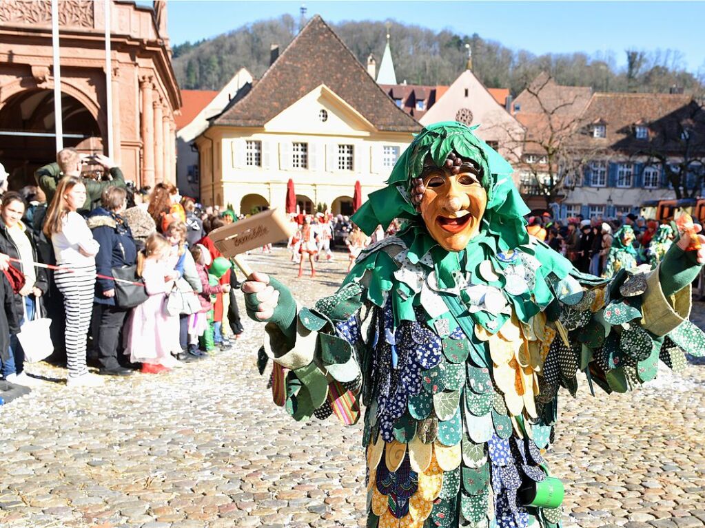 Perfekter Sonnenschein frs nrrische Treiben: Der Umzug am Fasnetmendig ist der Hhepunkt der Fasnet in Freiburg.