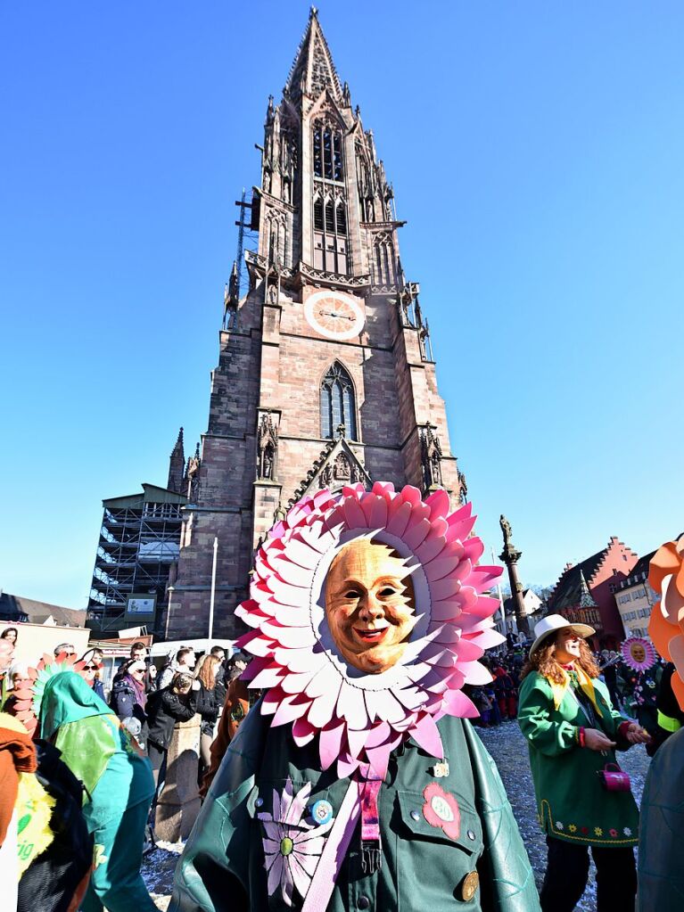 Perfekter Sonnenschein frs nrrische Treiben: Der Umzug am Fasnetmendig ist der Hhepunkt der Fasnet in Freiburg.