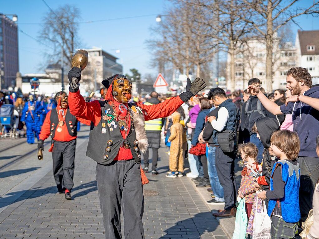 Perfekter Sonnenschein frs nrrische Treiben: Der Umzug am Fasnetmendig ist der Hhepunkt der Fasnet in Freiburg.