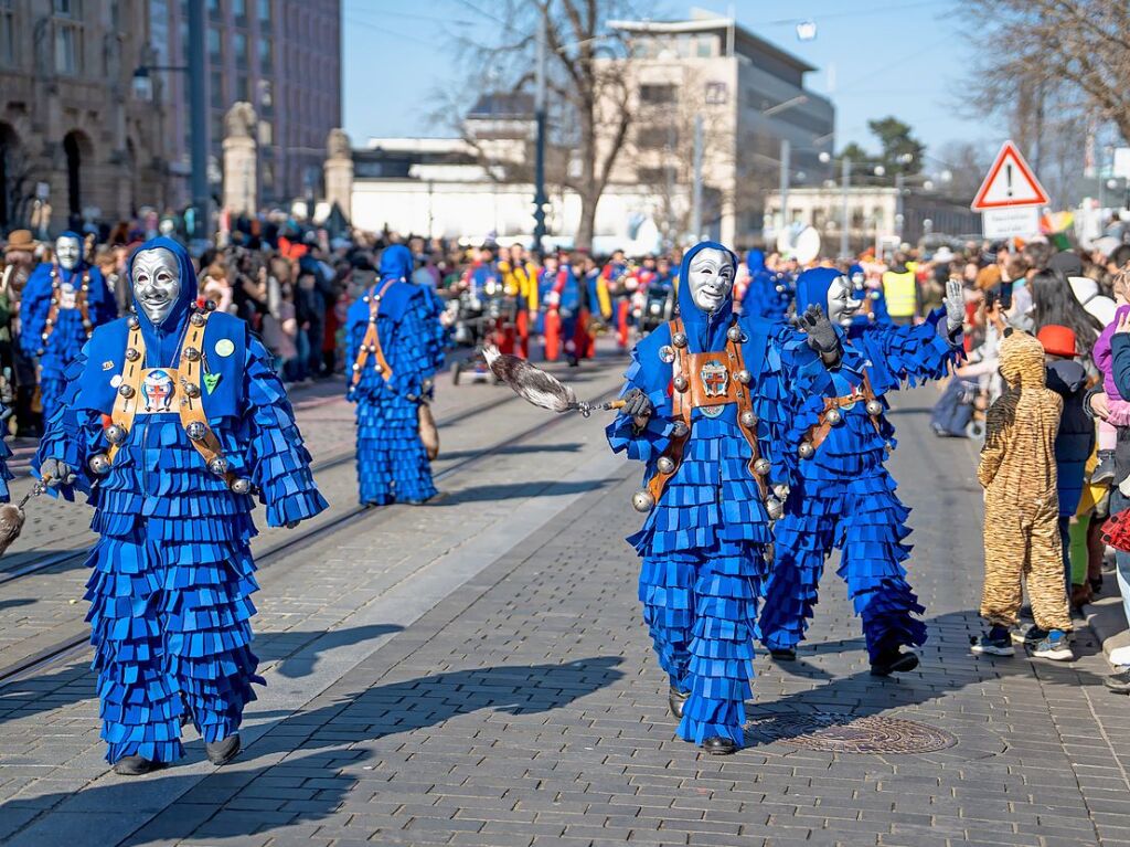 Perfekter Sonnenschein frs nrrische Treiben: Der Umzug am Fasnetmendig ist der Hhepunkt der Fasnet in Freiburg.