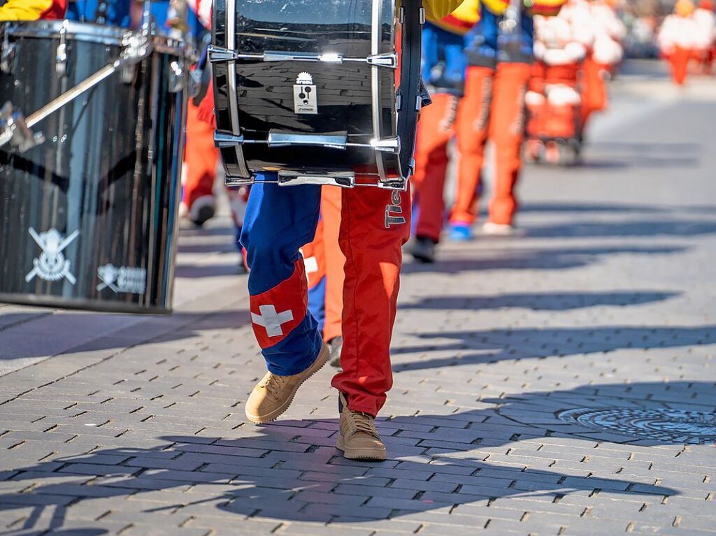 Perfekter Sonnenschein frs nrrische Treiben: Der Umzug am Fasnetmendig ist der Hhepunkt der Fasnet in Freiburg.