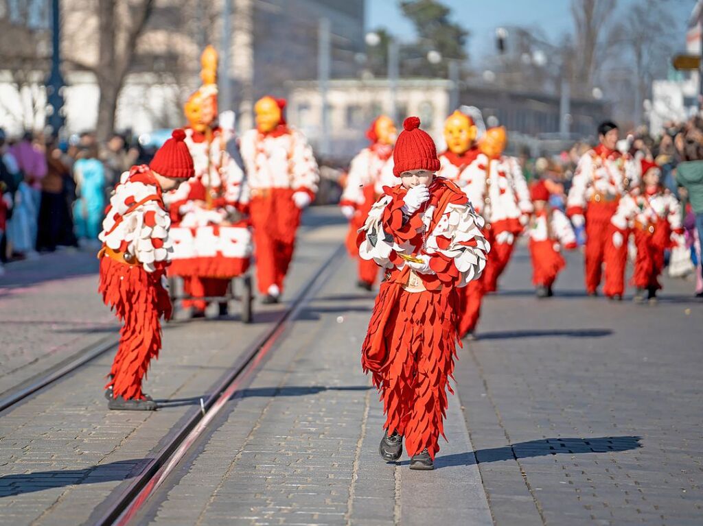 Perfekter Sonnenschein frs nrrische Treiben: Der Umzug am Fasnetmendig ist der Hhepunkt der Fasnet in Freiburg.