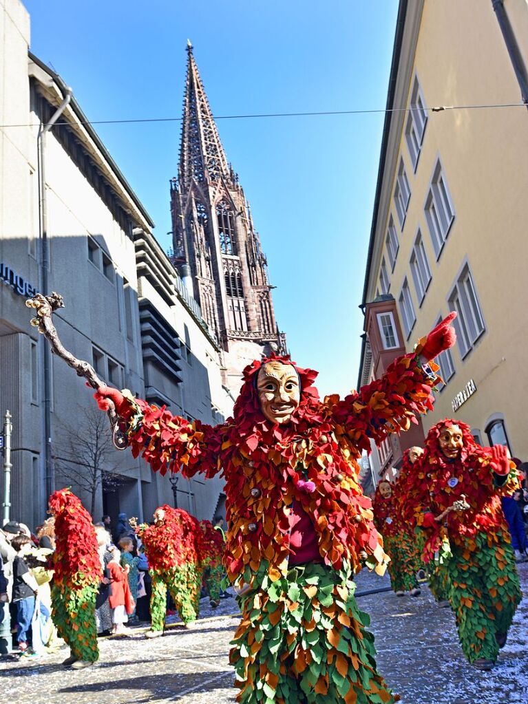 Perfekter Sonnenschein frs nrrische Treiben: Der Umzug am Fasnetmendig ist der Hhepunkt der Fasnet in Freiburg.