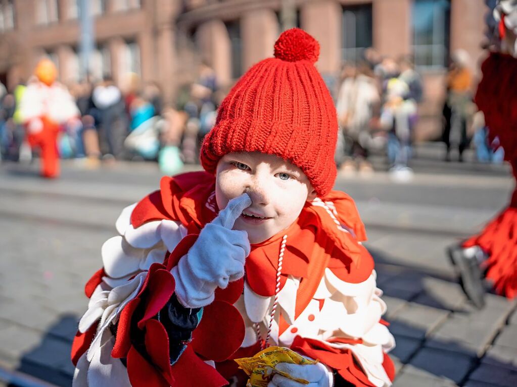 Perfekter Sonnenschein frs nrrische Treiben: Der Umzug am Fasnetmendig ist der Hhepunkt der Fasnet in Freiburg.