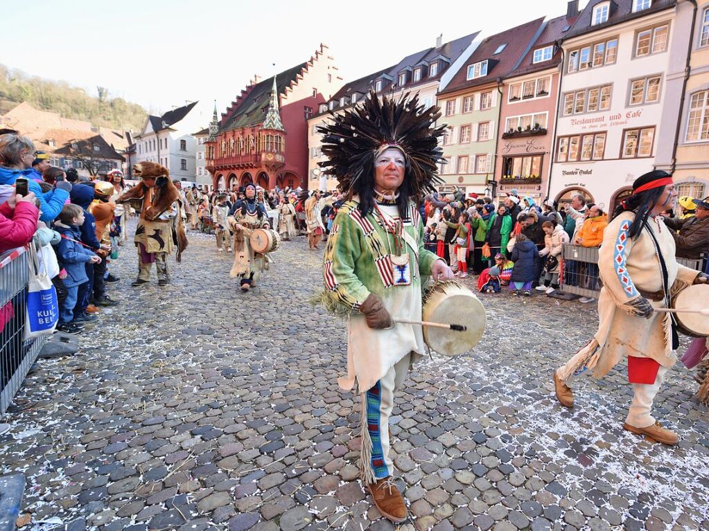 Perfekter Sonnenschein frs nrrische Treiben: Der Umzug am Fasnetmendig ist der Hhepunkt der Fasnet in Freiburg.