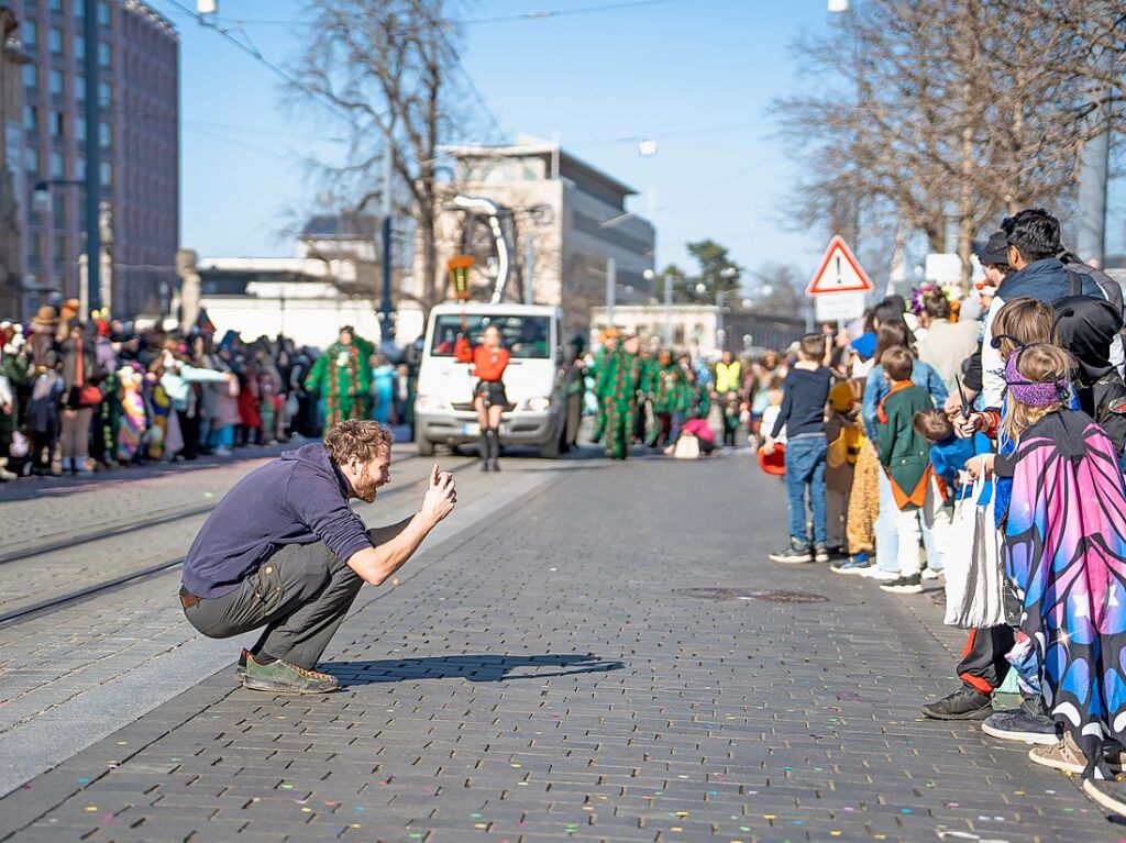 Perfekter Sonnenschein frs nrrische Treiben: Der Umzug am Fasnetmendig ist der Hhepunkt der Fasnet in Freiburg.