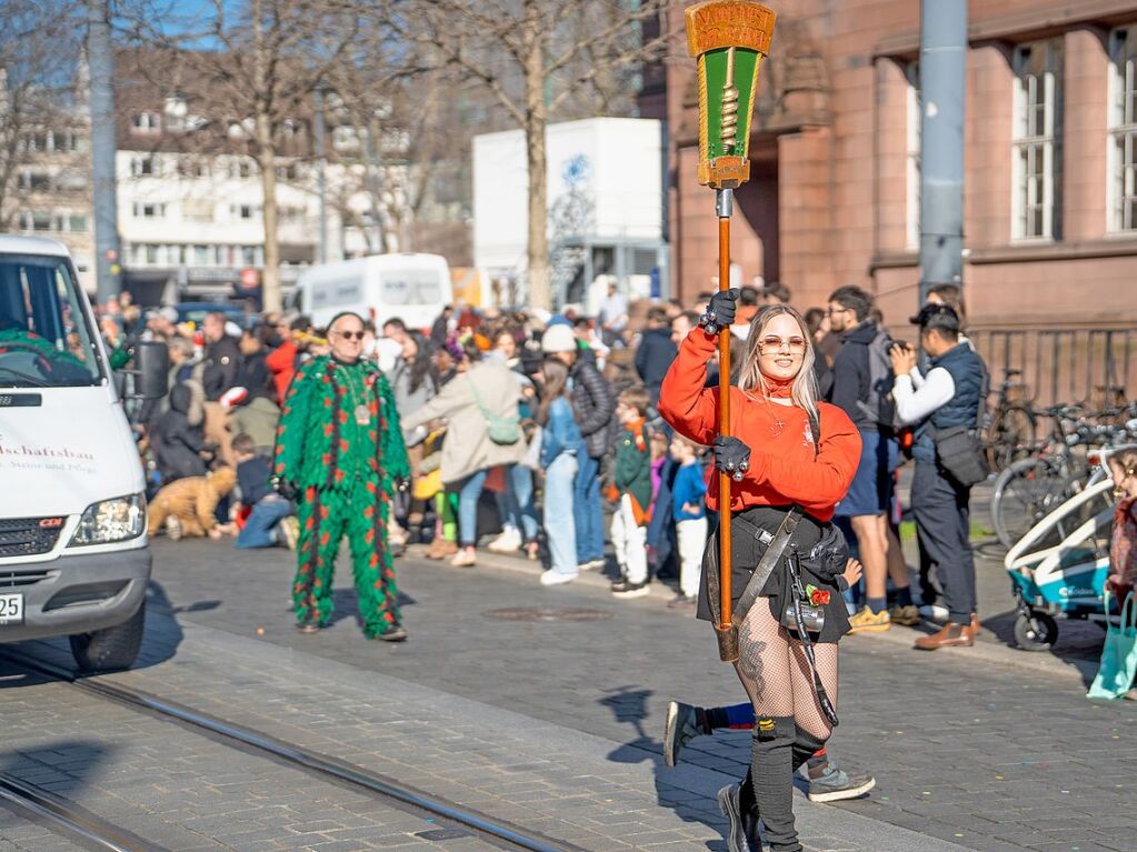 Perfekter Sonnenschein frs nrrische Treiben: Der Umzug am Fasnetmendig ist der Hhepunkt der Fasnet in Freiburg.