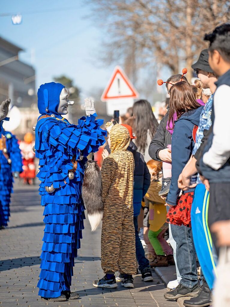 Perfekter Sonnenschein frs nrrische Treiben: Der Umzug am Fasnetmendig ist der Hhepunkt der Fasnet in Freiburg.