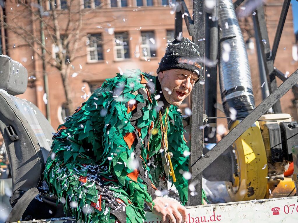 Perfekter Sonnenschein frs nrrische Treiben: Der Umzug am Fasnetmendig ist der Hhepunkt der Fasnet in Freiburg.