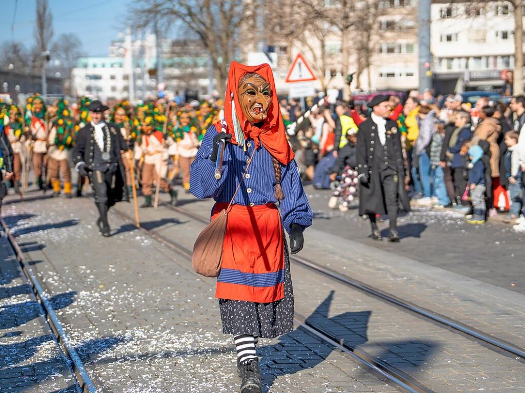 Perfekter Sonnenschein frs nrrische Treiben: Der Umzug am Fasnetmendig ist der Hhepunkt der Fasnet in Freiburg.