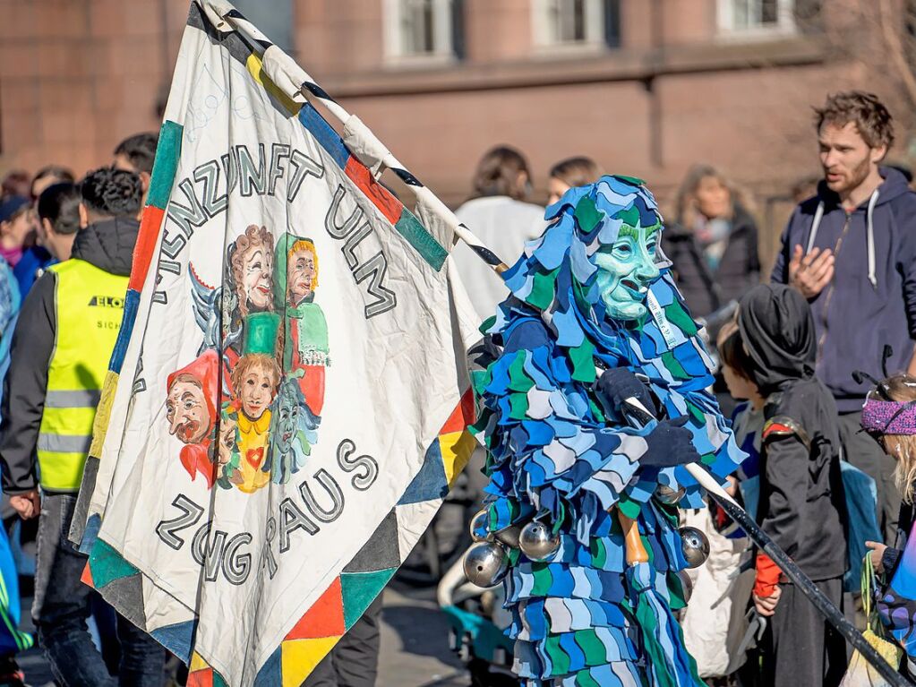 Perfekter Sonnenschein frs nrrische Treiben: Der Umzug am Fasnetmendig ist der Hhepunkt der Fasnet in Freiburg.