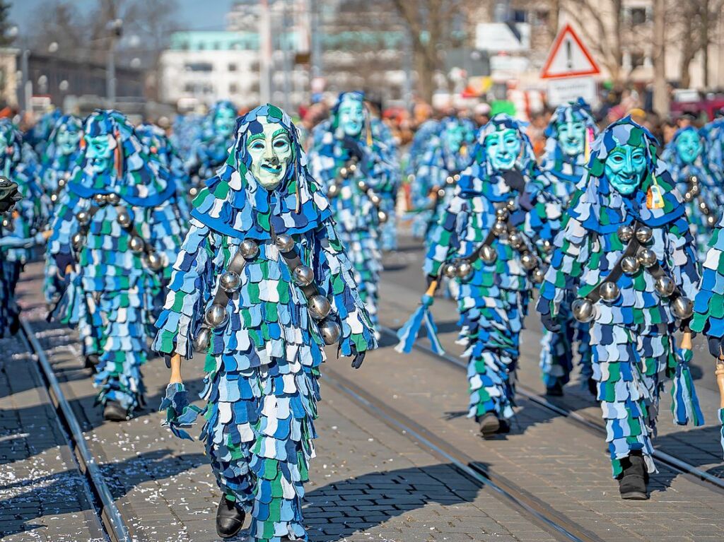 Perfekter Sonnenschein frs nrrische Treiben: Der Umzug am Fasnetmendig ist der Hhepunkt der Fasnet in Freiburg.