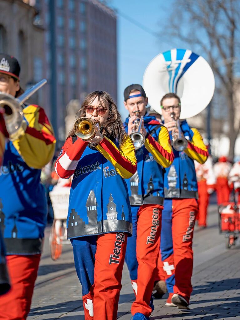 Perfekter Sonnenschein frs nrrische Treiben: Der Umzug am Fasnetmendig ist der Hhepunkt der Fasnet in Freiburg.