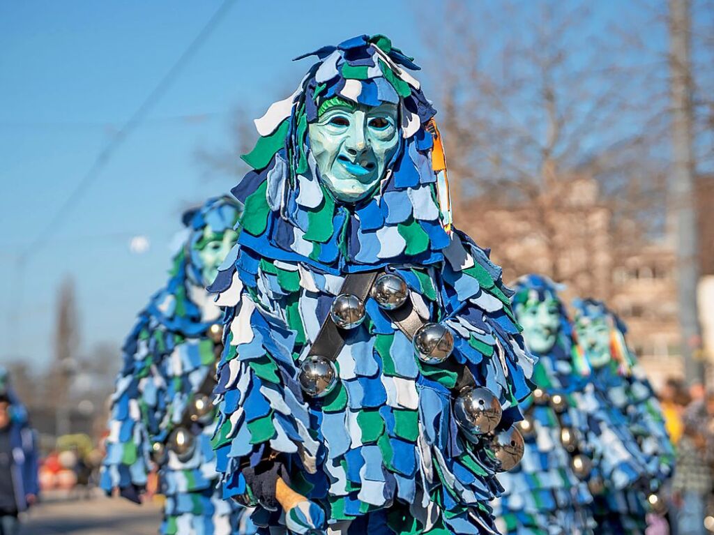 Perfekter Sonnenschein frs nrrische Treiben: Der Umzug am Fasnetmendig ist der Hhepunkt der Fasnet in Freiburg.