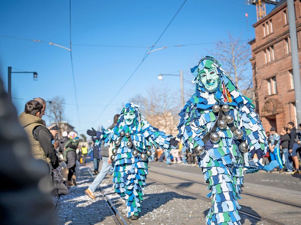 Perfekter Sonnenschein frs nrrische Treiben: Der Umzug am Fasnetmendig ist der Hhepunkt der Fasnet in Freiburg.