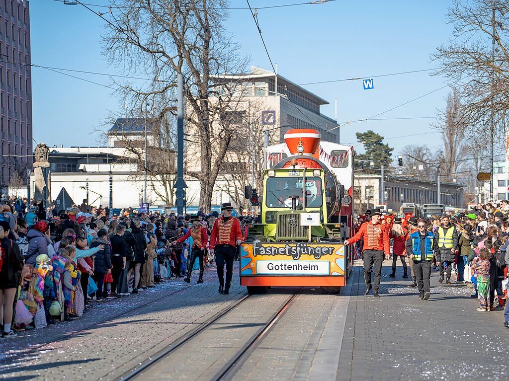 Perfekter Sonnenschein frs nrrische Treiben: Der Umzug am Fasnetmendig ist der Hhepunkt der Fasnet in Freiburg.