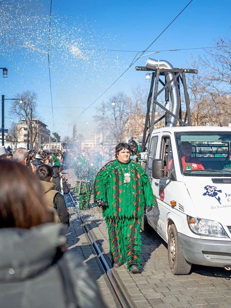 Perfekter Sonnenschein frs nrrische Treiben: Der Umzug am Fasnetmendig ist der Hhepunkt der Fasnet in Freiburg.