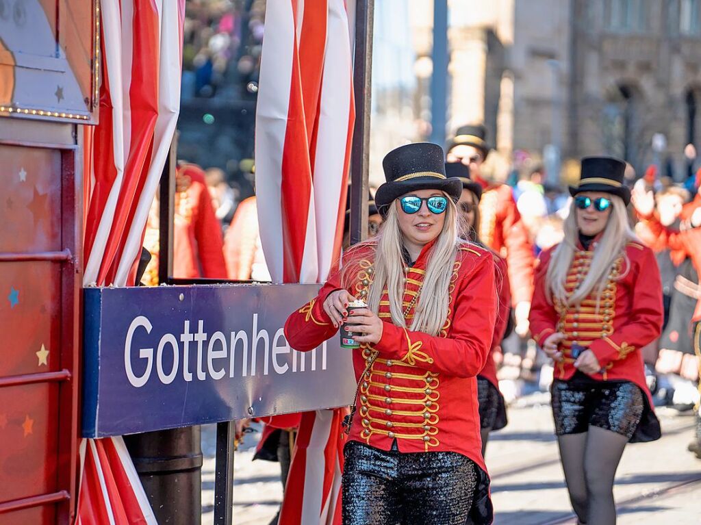 Perfekter Sonnenschein frs nrrische Treiben: Der Umzug am Fasnetmendig ist der Hhepunkt der Fasnet in Freiburg.