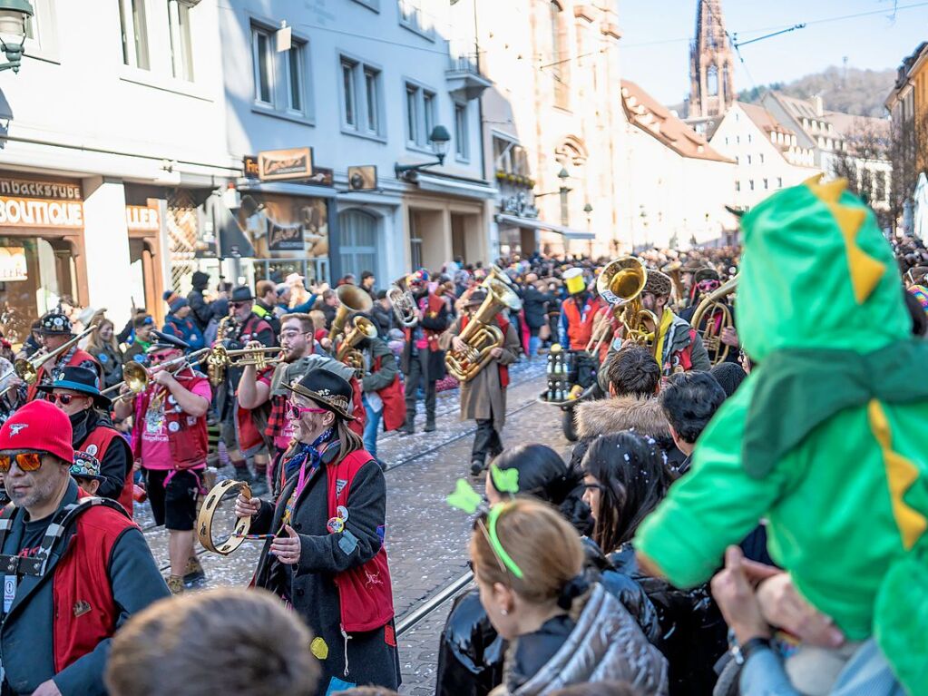 Perfekter Sonnenschein frs nrrische Treiben: Der Umzug am Fasnetmendig ist der Hhepunkt der Fasnet in Freiburg.