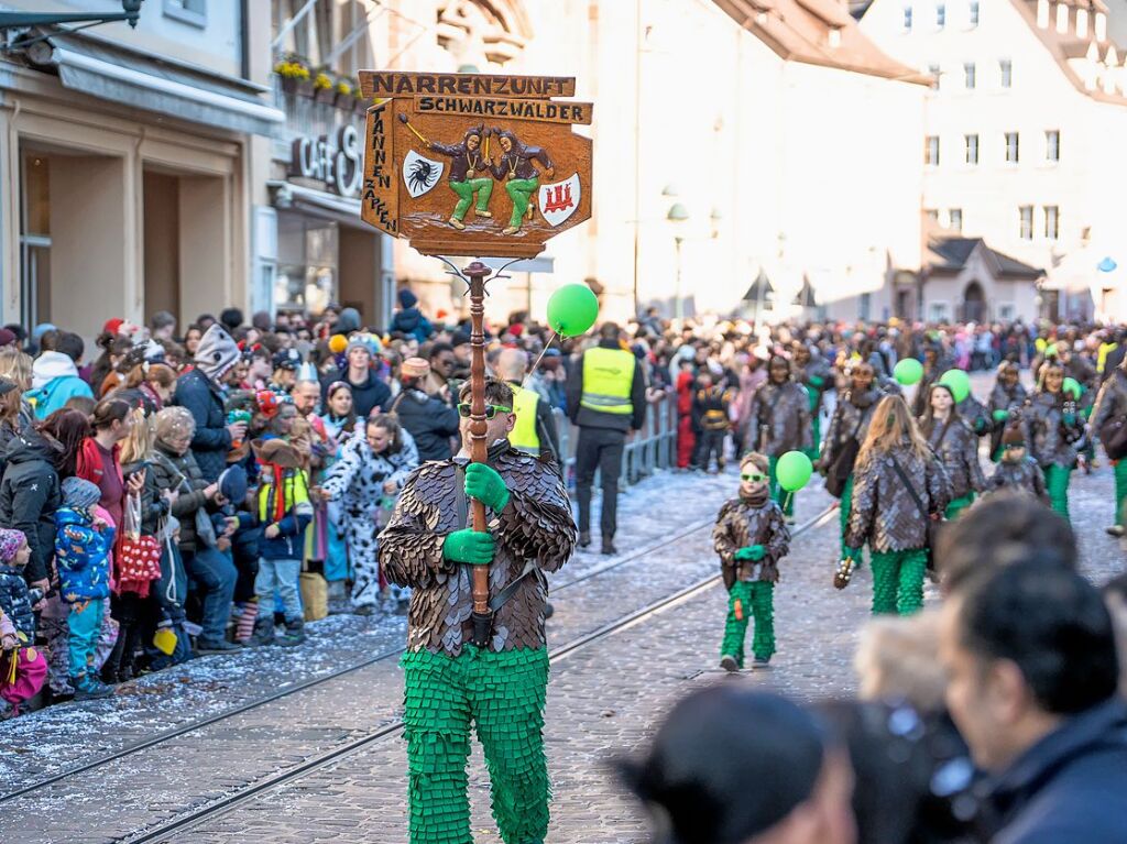 Perfekter Sonnenschein frs nrrische Treiben: Der Umzug am Fasnetmendig ist der Hhepunkt der Fasnet in Freiburg.