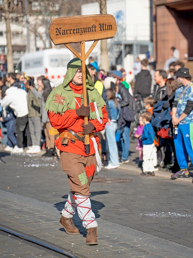 Perfekter Sonnenschein frs nrrische Treiben: Der Umzug am Fasnetmendig ist der Hhepunkt der Fasnet in Freiburg.