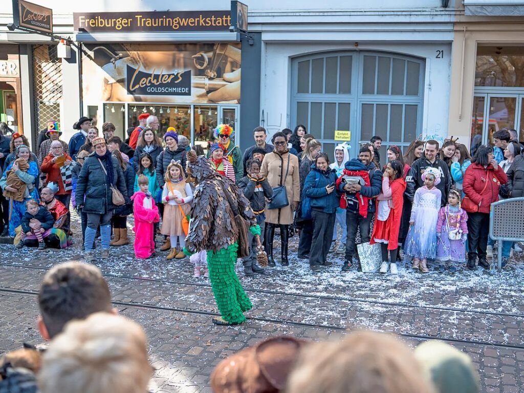 Perfekter Sonnenschein frs nrrische Treiben: Der Umzug am Fasnetmendig ist der Hhepunkt der Fasnet in Freiburg.