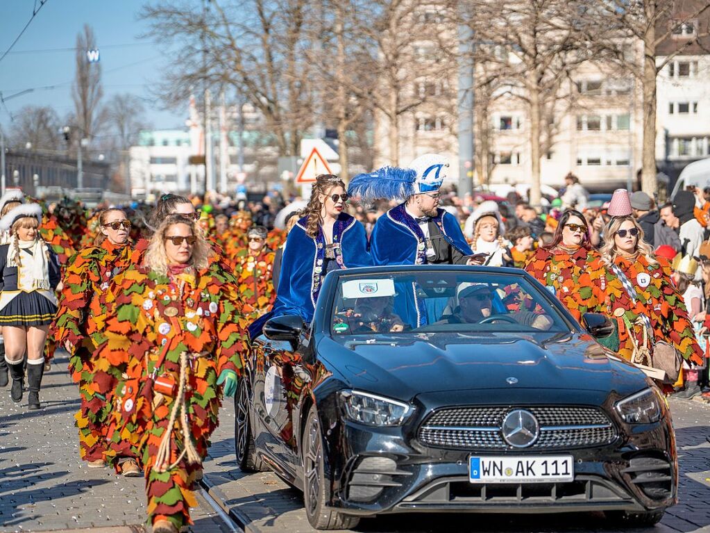 Perfekter Sonnenschein frs nrrische Treiben: Der Umzug am Fasnetmendig ist der Hhepunkt der Fasnet in Freiburg.