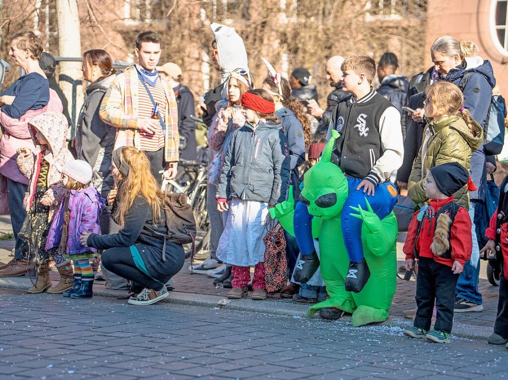 Perfekter Sonnenschein frs nrrische Treiben: Der Umzug am Fasnetmendig ist der Hhepunkt der Fasnet in Freiburg.