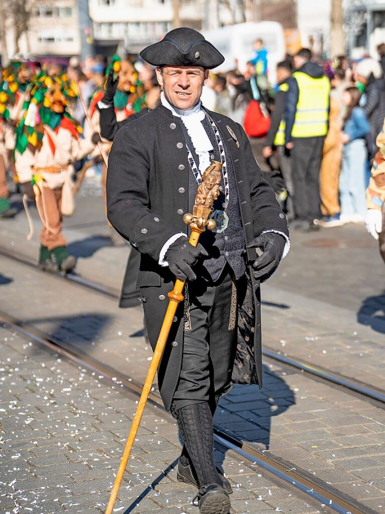 Perfekter Sonnenschein frs nrrische Treiben: Der Umzug am Fasnetmendig ist der Hhepunkt der Fasnet in Freiburg.