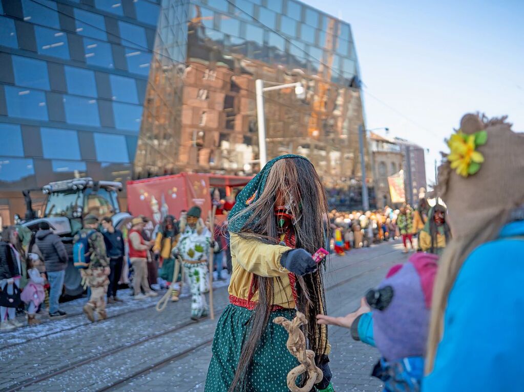 Perfekter Sonnenschein frs nrrische Treiben: Der Umzug am Fasnetmendig ist der Hhepunkt der Fasnet in Freiburg.