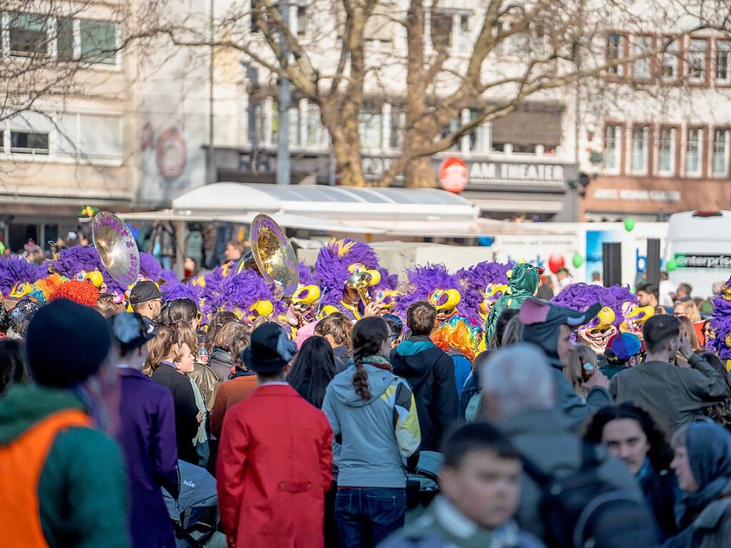 Perfekter Sonnenschein frs nrrische Treiben: Der Umzug am Fasnetmendig ist der Hhepunkt der Fasnet in Freiburg.