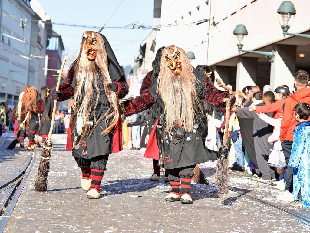 Perfekter Sonnenschein frs nrrische Treiben: Der Umzug am Fasnetmendig ist der Hhepunkt der Fasnet in Freiburg.