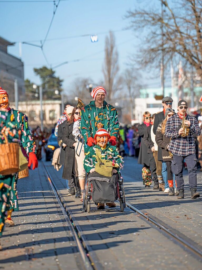 Perfekter Sonnenschein frs nrrische Treiben: Der Umzug am Fasnetmendig ist der Hhepunkt der Fasnet in Freiburg.