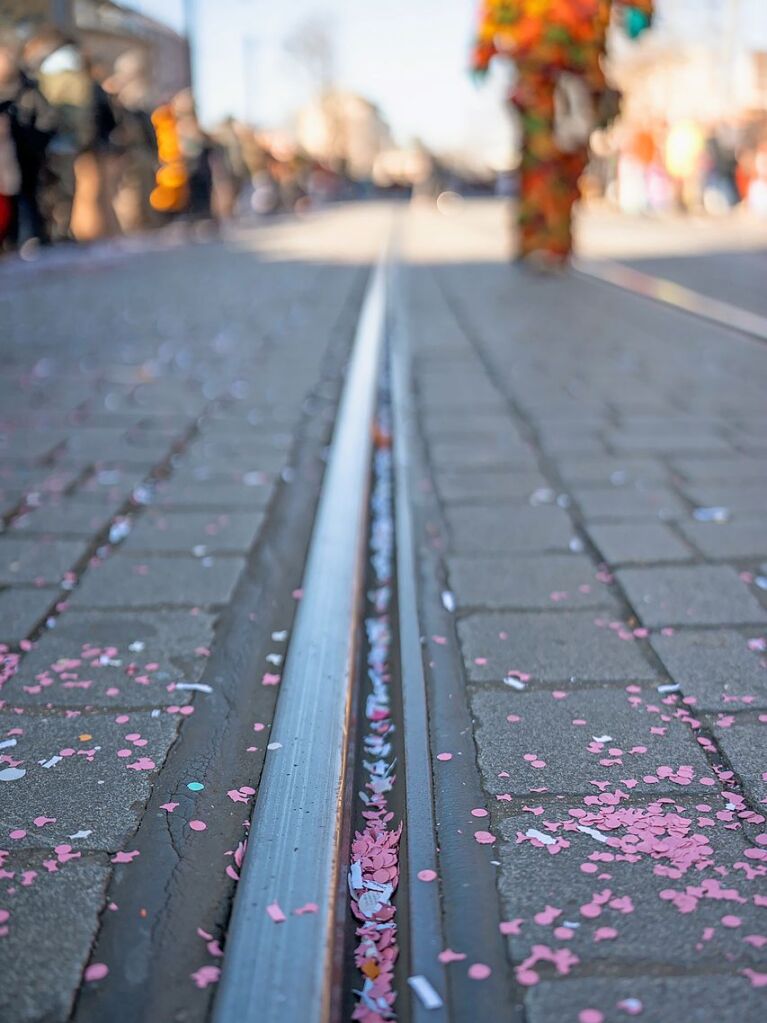 Perfekter Sonnenschein frs nrrische Treiben: Der Umzug am Fasnetmendig ist der Hhepunkt der Fasnet in Freiburg.