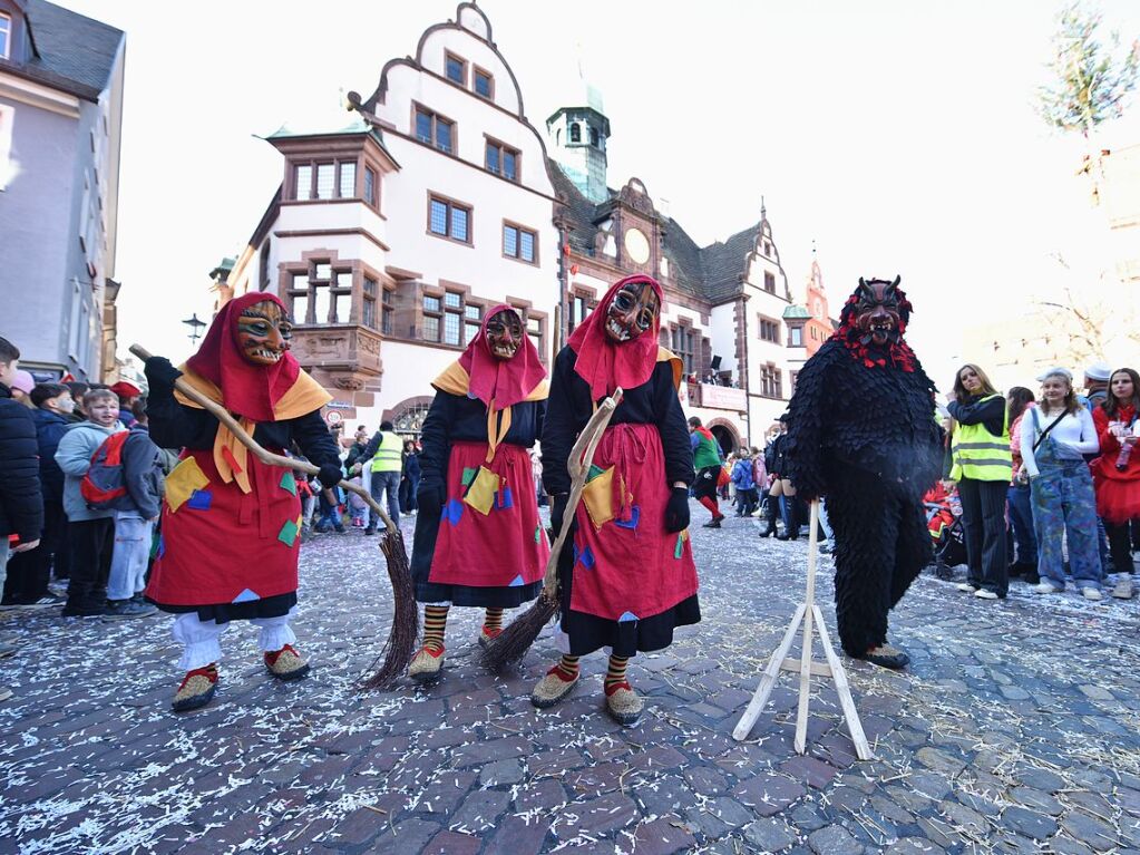 Perfekter Sonnenschein frs nrrische Treiben: Der Umzug am Fasnetmendig ist der Hhepunkt der Fasnet in Freiburg.