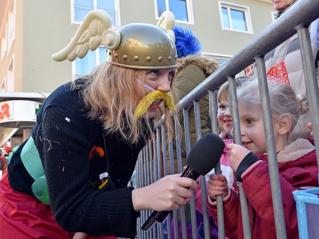 Perfekter Sonnenschein frs nrrische Treiben: Der Umzug am Fasnetmendig ist der Hhepunkt der Fasnet in Freiburg.