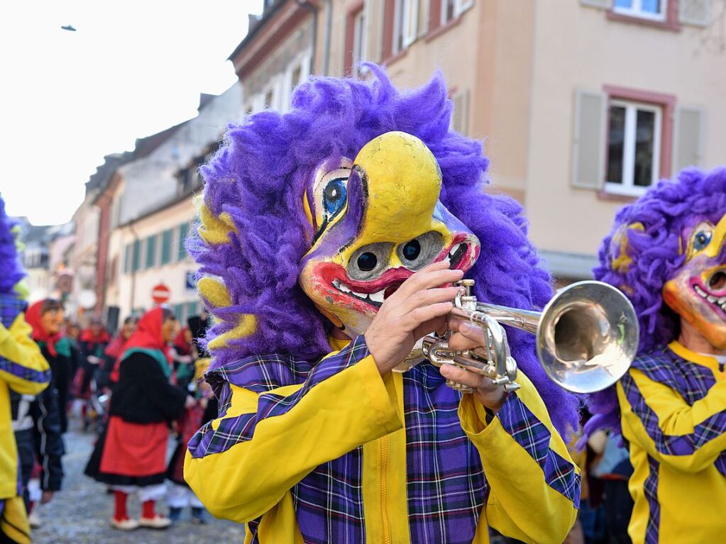 Perfekter Sonnenschein frs nrrische Treiben: Der Umzug am Fasnetmendig ist der Hhepunkt der Fasnet in Freiburg.