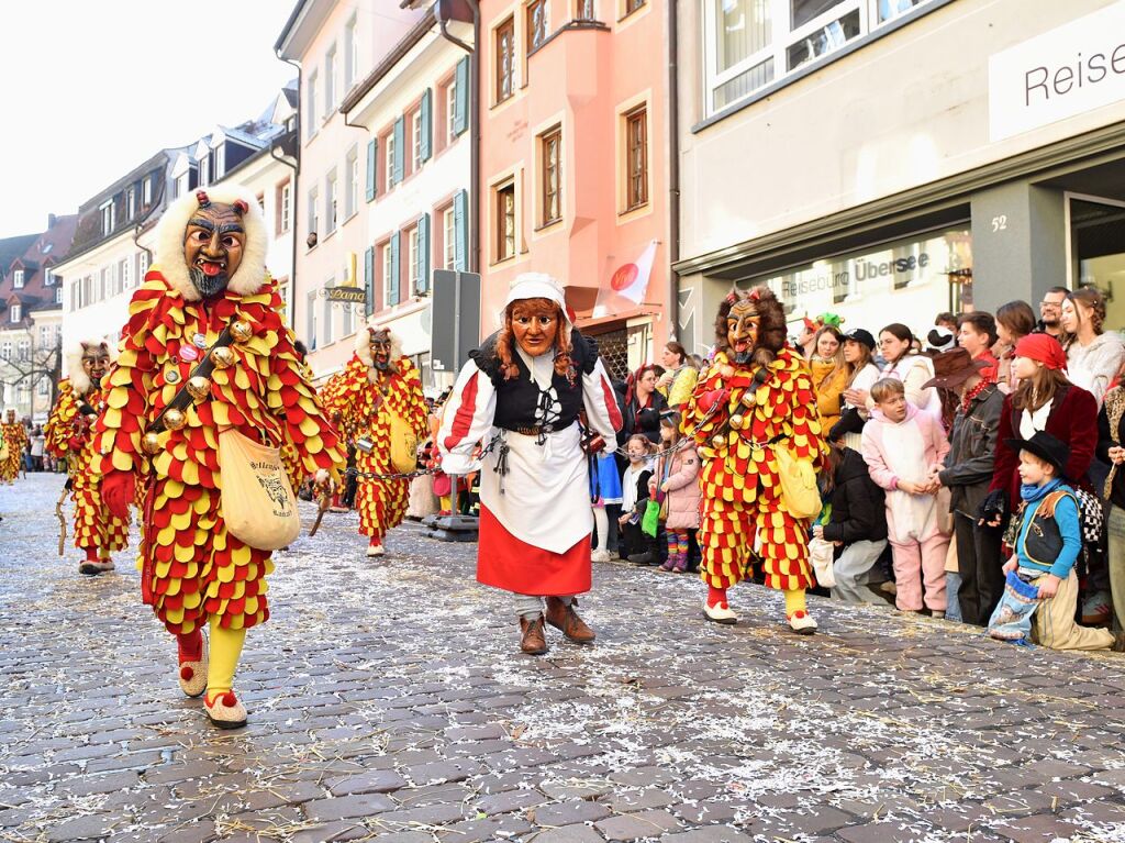 Perfekter Sonnenschein frs nrrische Treiben: Der Umzug am Fasnetmendig ist der Hhepunkt der Fasnet in Freiburg.