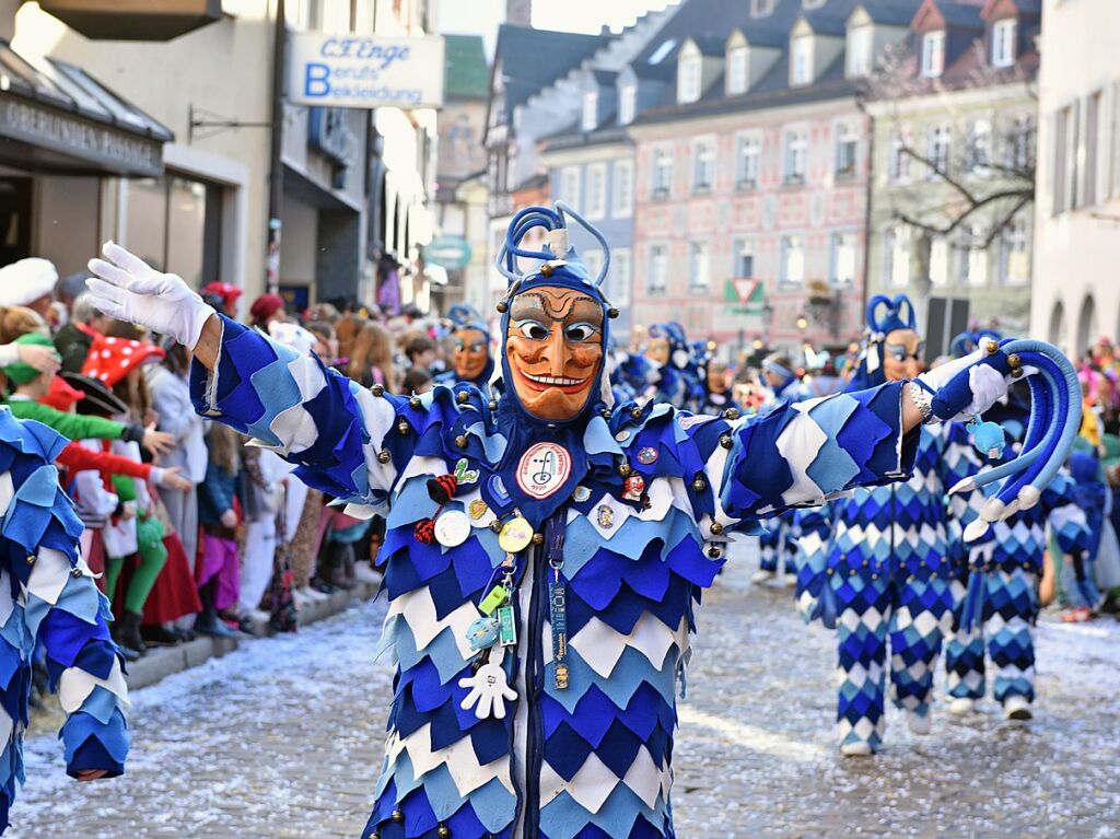 Perfekter Sonnenschein frs nrrische Treiben: Der Umzug am Fasnetmendig ist der Hhepunkt der Fasnet in Freiburg.