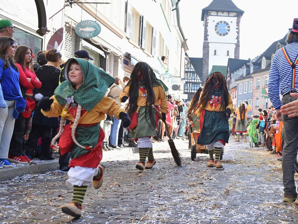 Perfekter Sonnenschein frs nrrische Treiben: Der Umzug am Fasnetmendig ist der Hhepunkt der Fasnet in Freiburg.