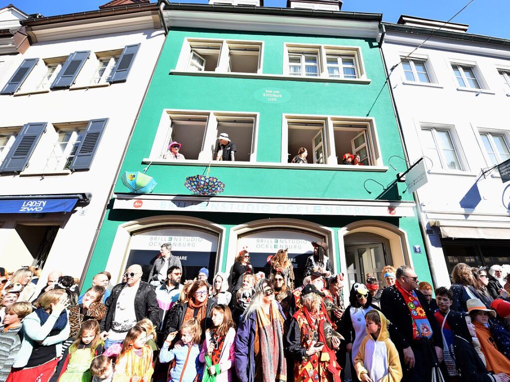 Perfekter Sonnenschein frs nrrische Treiben: Der Umzug am Fasnetmendig ist der Hhepunkt der Fasnet in Freiburg.