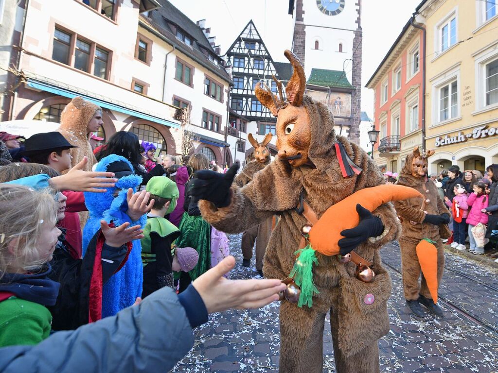 Perfekter Sonnenschein frs nrrische Treiben: Der Umzug am Fasnetmendig ist der Hhepunkt der Fasnet in Freiburg.