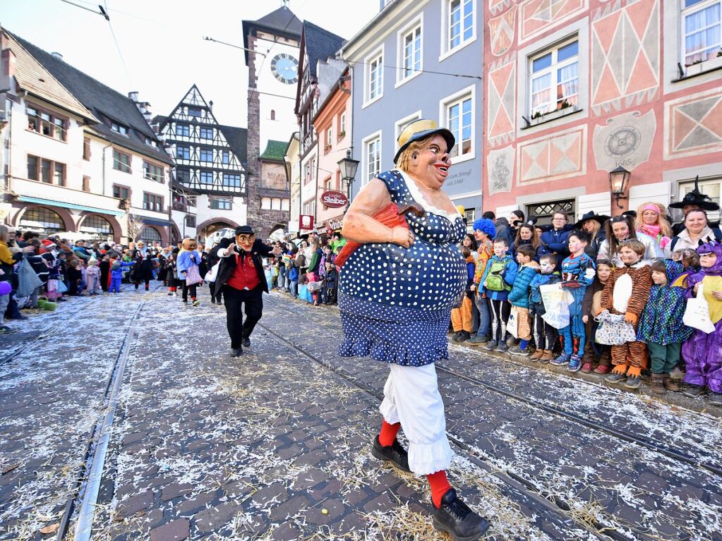 Perfekter Sonnenschein frs nrrische Treiben: Der Umzug am Fasnetmendig ist der Hhepunkt der Fasnet in Freiburg.