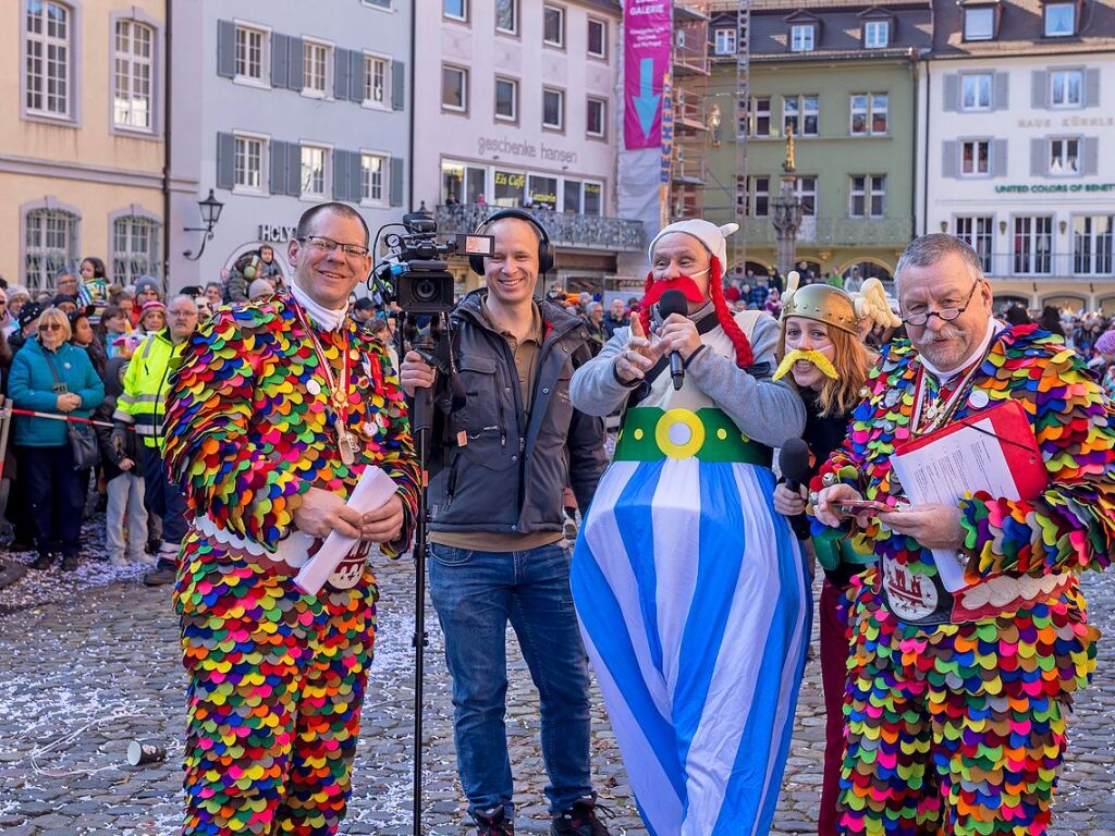 Perfekter Sonnenschein frs nrrische Treiben: Der Umzug am Fasnetmendig ist der Hhepunkt der Fasnet in Freiburg.