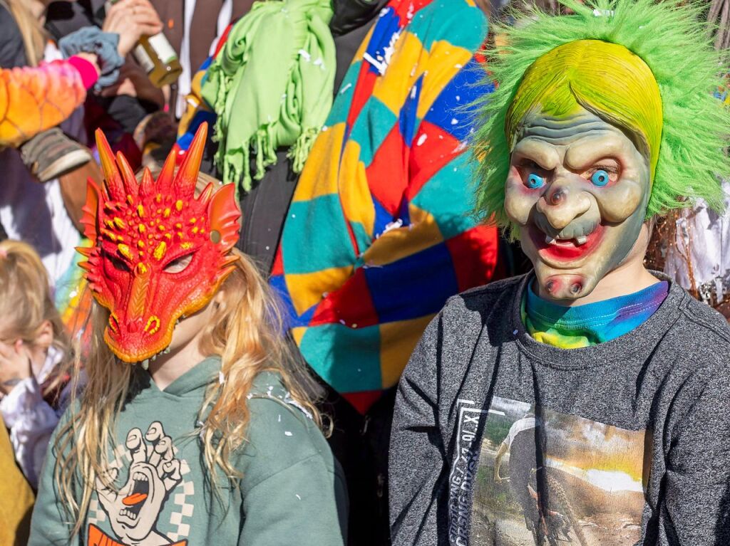 Perfekter Sonnenschein frs nrrische Treiben: Der Umzug am Fasnetmendig ist der Hhepunkt der Fasnet in Freiburg.