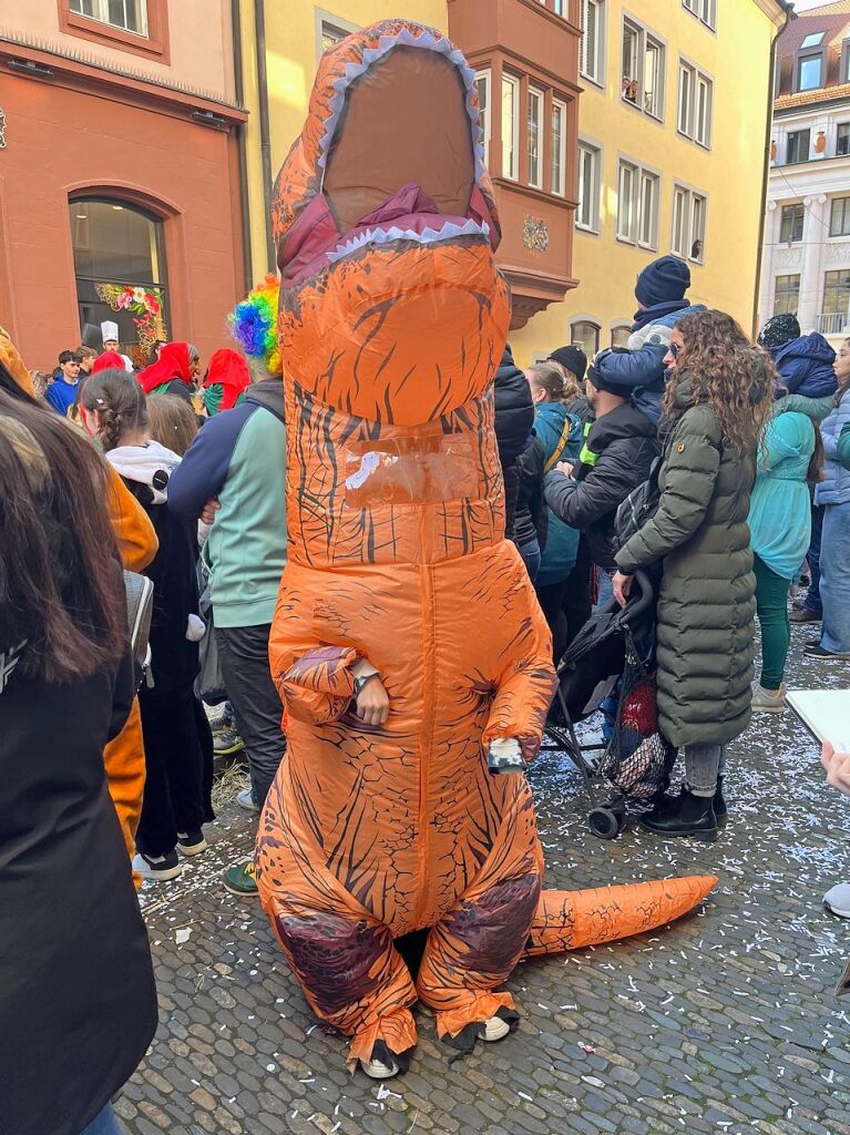 Perfekter Sonnenschein frs nrrische Treiben: Der Umzug am Fasnetmendig ist der Hhepunkt der Fasnet in Freiburg.