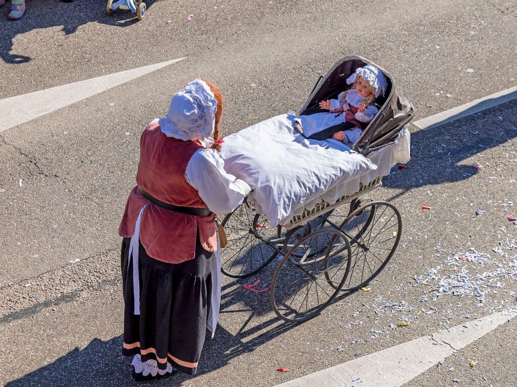 Perfekter Sonnenschein frs nrrische Treiben: Der Umzug am Fasnetmendig ist der Hhepunkt der Fasnet in Freiburg.