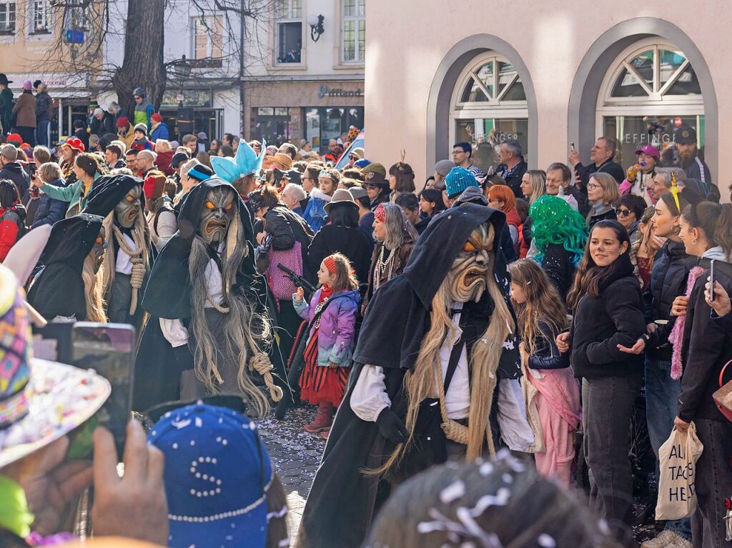 Perfekter Sonnenschein frs nrrische Treiben: Der Umzug am Fasnetmendig ist der Hhepunkt der Fasnet in Freiburg.